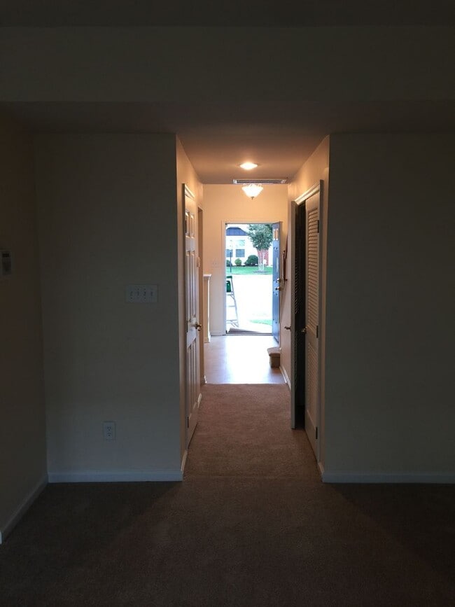 Building Photo - Beautiful Townhouse To Rent in Easter Henrico