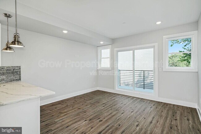 Building Photo - 1904 E York St