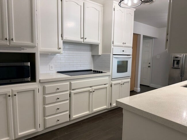 Building Photo - Adorable 3 bedroom 1.5 bath home garden setting