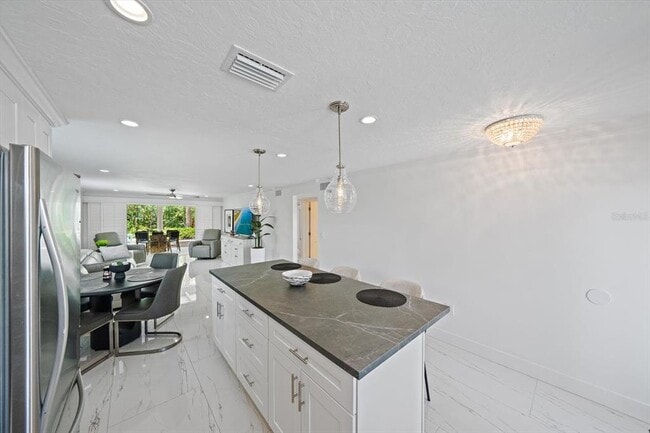Building Photo - 706 Spanish Dr S