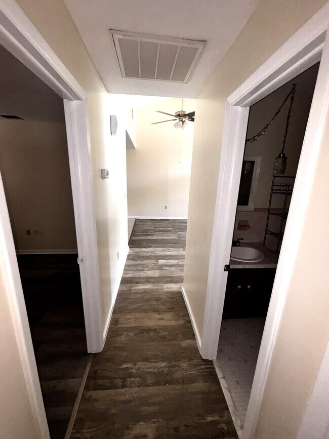 Building Photo - 1134 SE 3rd St