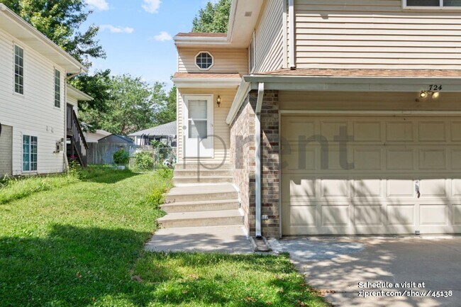 Primary Photo - 724 W Belmont Ave