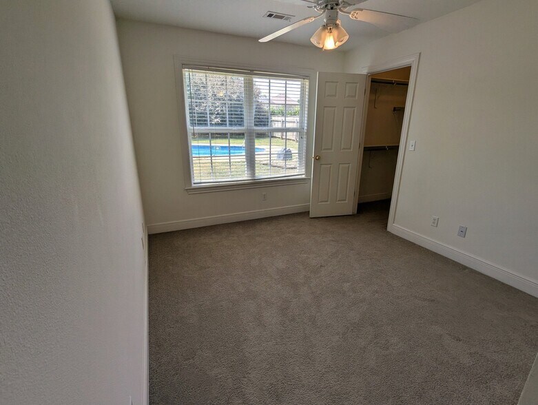 Building Photo - 702 Tunbridge Dr