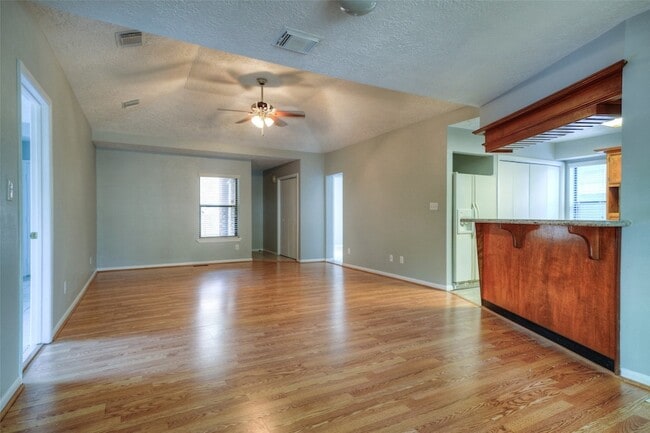 Building Photo - 25 Shady Oak Ln