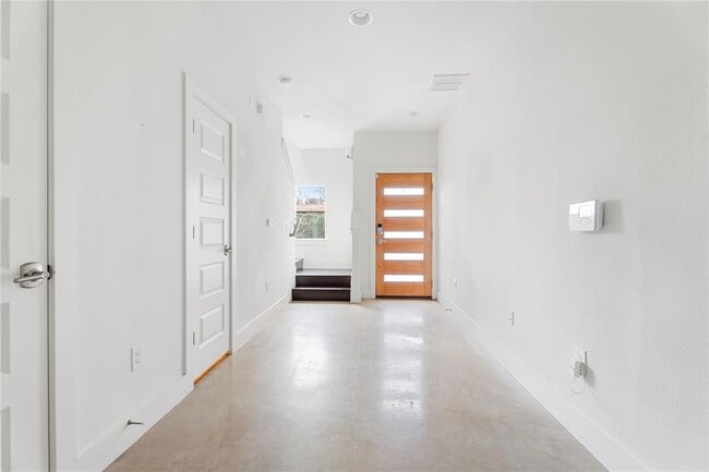 Building Photo - 2305 Coronado St