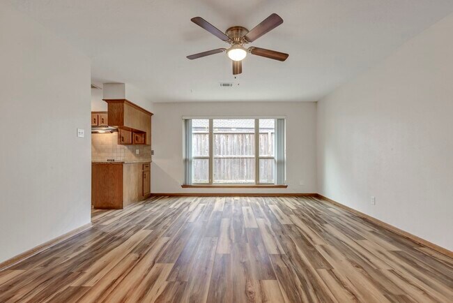 Building Photo - 17 Wishbonebush Rd