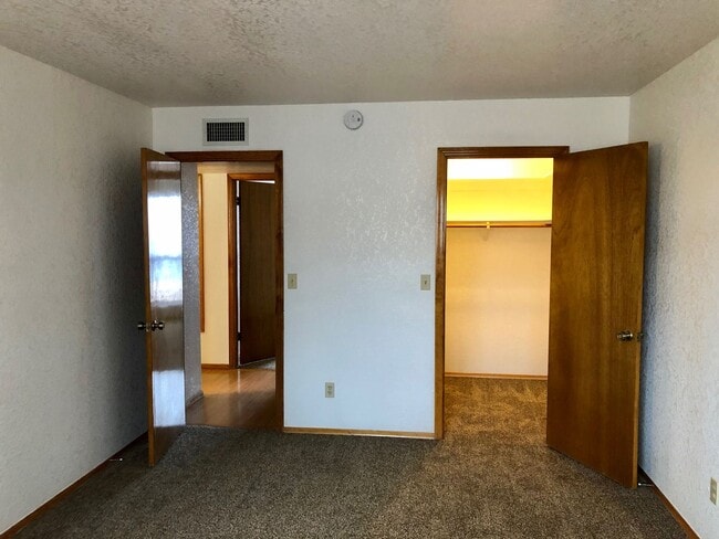 Building Photo - Cute 2 Bedroom Home w/ Garage Near Golf Co...