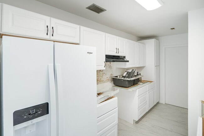 Building Photo - 494 Romano St