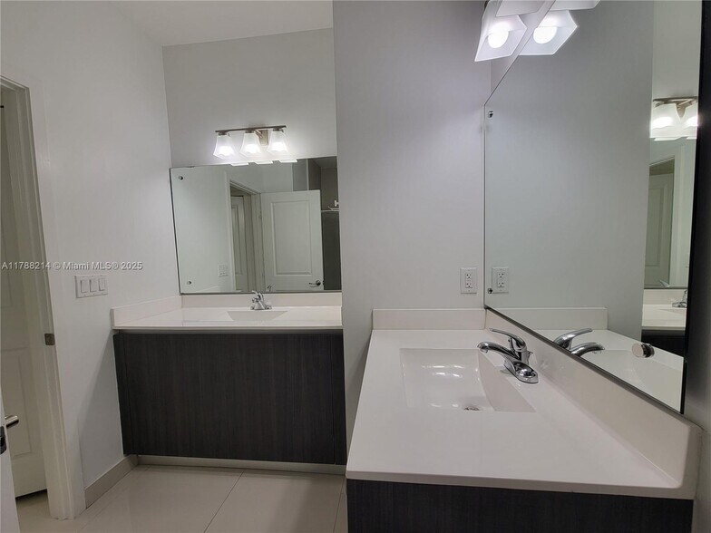 Building Photo - 492 SW 91st Pl