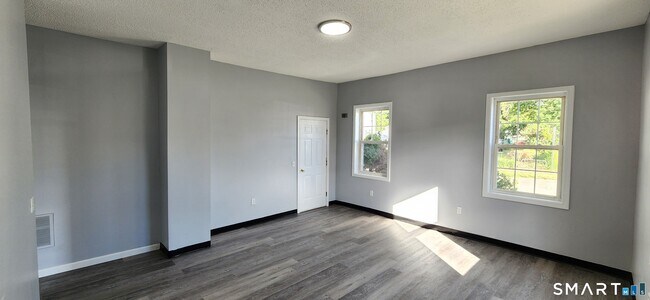 Building Photo - 24 Meadow St