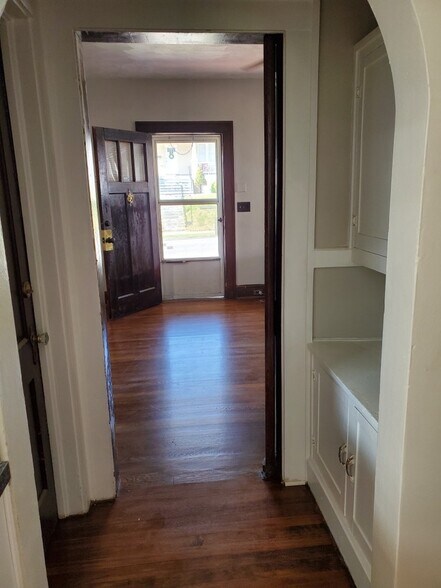 Butlers Pantry - 1722 Chapman Ave SW