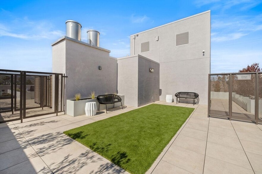 Building Photo - 549 S Harvard Blvd
