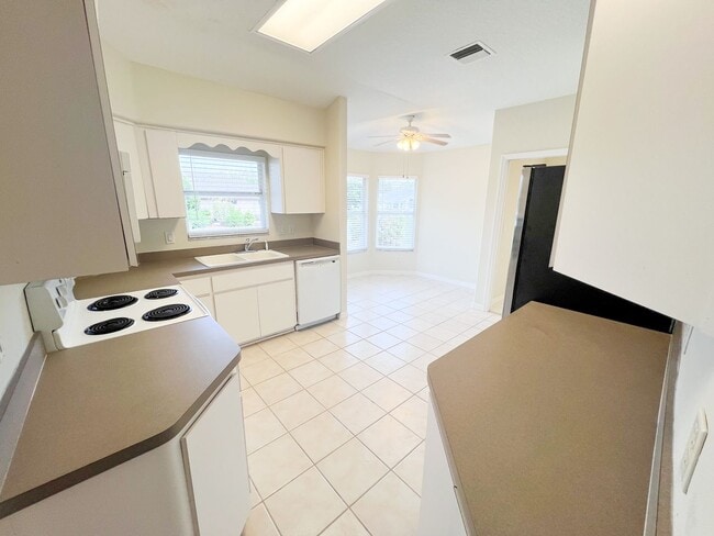 Building Photo - Lovely 2 Bedroom 2 Bathroom home in 55+ Ro...