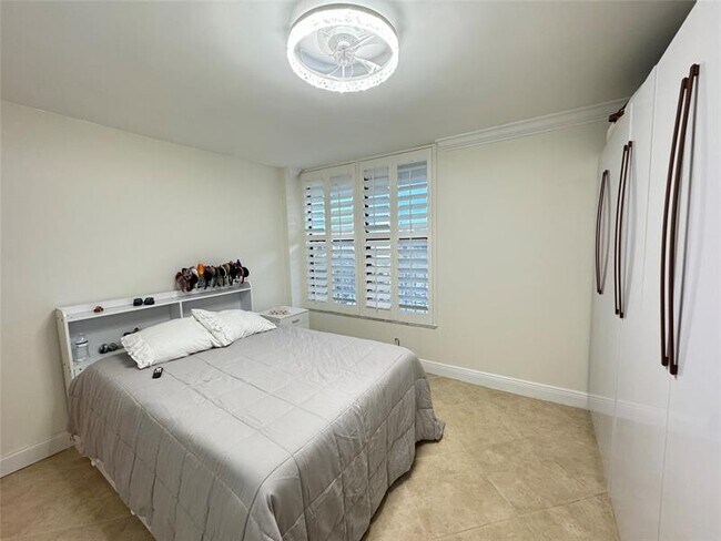 Building Photo - 8 Royal Palm Way