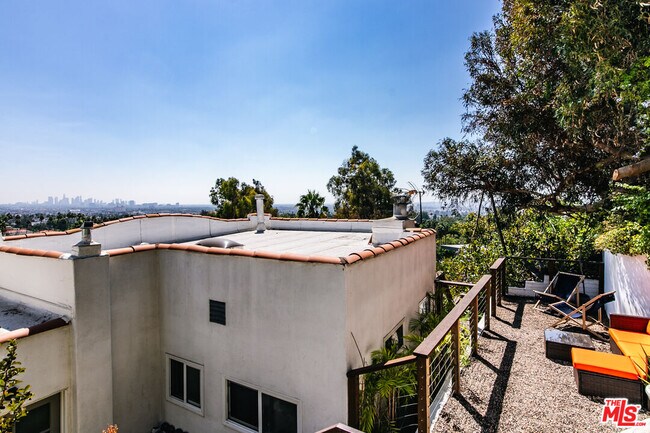 Building Photo - 1761 N Orange Grove Ave