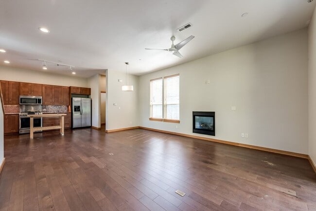 Building Photo - Luxury Three Bedroom Townhome in Johns Lan...