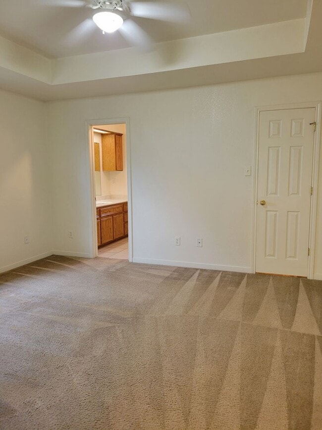 Building Photo - HUGE 2 BEDROOM DUPLEX IN HARKER HEIGHTS!
