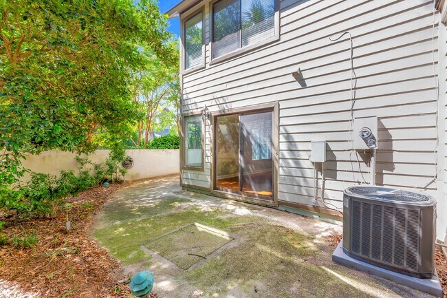 Building Photo - Prime Location Near Ravenel Bridge & Charl...