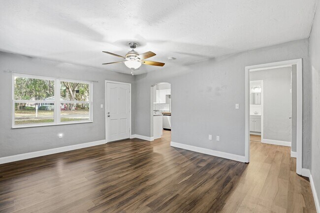 Building Photo - Beautiful, renovated 3 bedroom 1 bath home