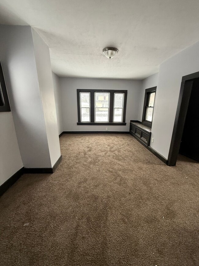 Building Photo - 3bd Single Vouchers Only