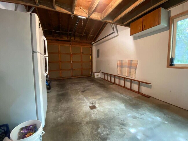 Building Photo - Breathtaking 2-Bed Condo Retreat with Spac...