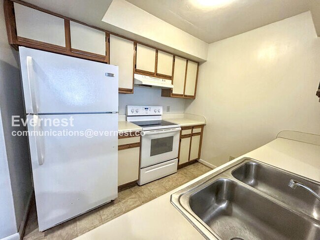 Building Photo - 2-Bedroom Townhome with Washer / Pet-frien...