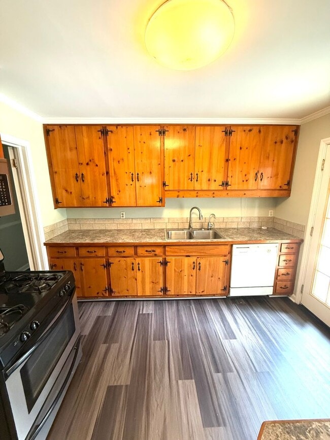 Building Photo - ** 3 Bed 1 Bath located in Hillwood Club o...