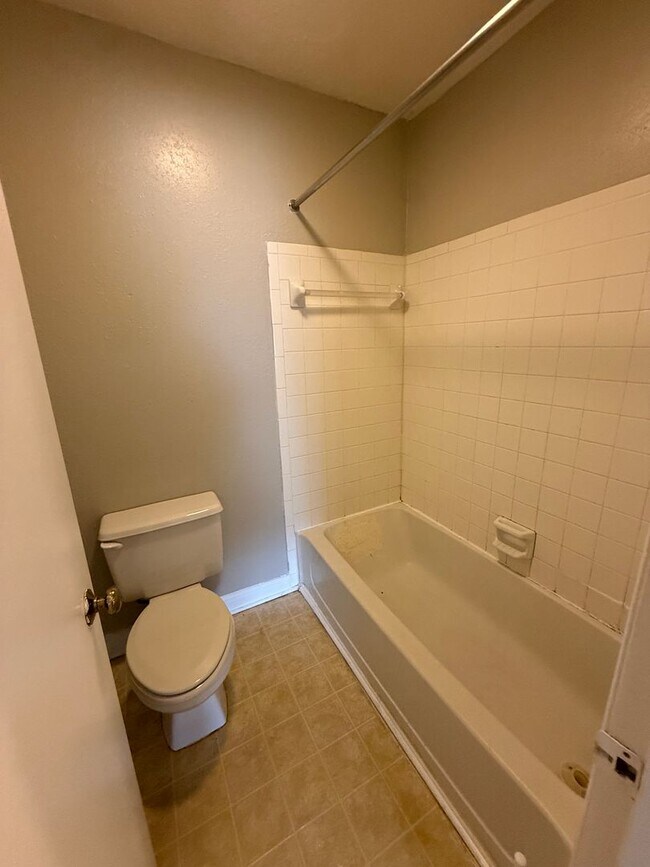 Building Photo - Spacious 2 Bed 2 Bath Town Home near NCSU Available NOW! LEASE NOW AND GET ONE MONTH FREE!