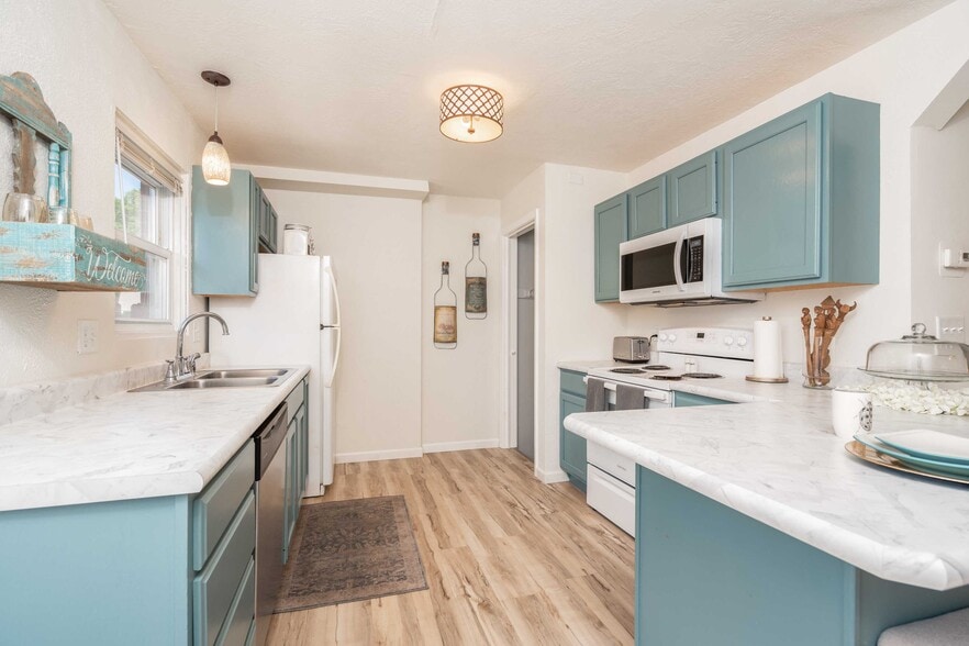 Building Photo - 1304 E Sylvan Cir