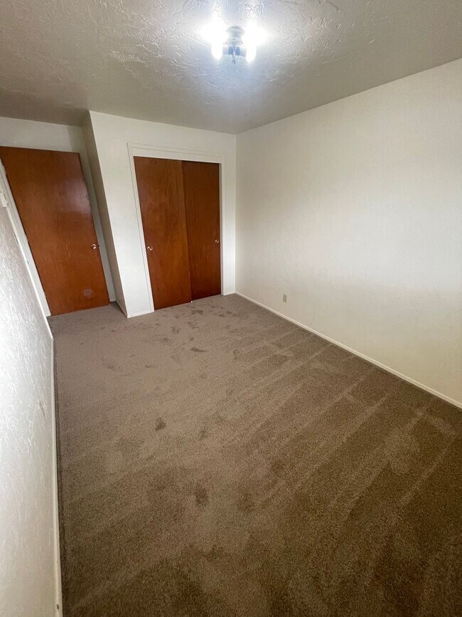 Building Photo - Large 2 Bedroom over looking the Golf Course!