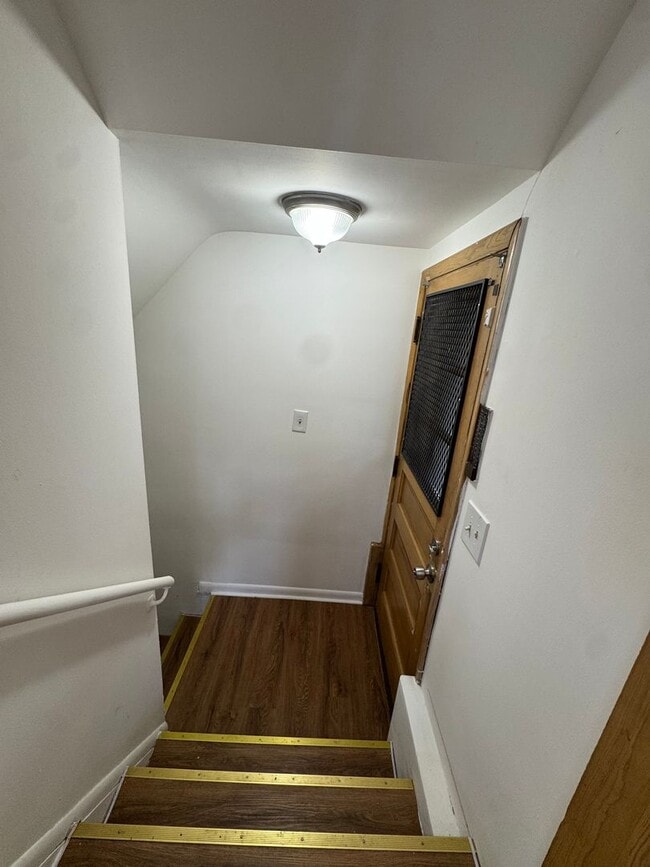 Building Photo - 3 bedroom, 2 bathrooms, 2 car garage-Ranch...