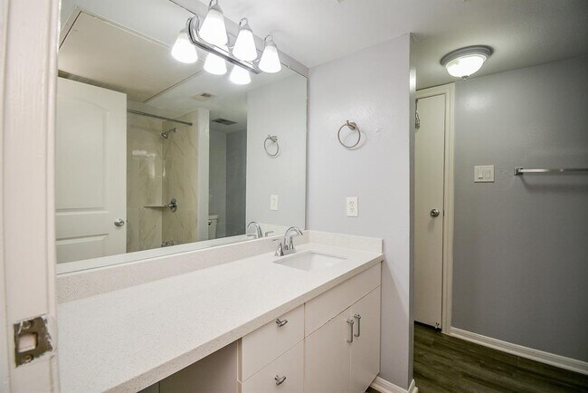 Building Photo - 3100 Walnut Bend Ln