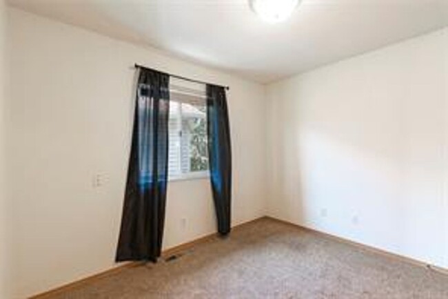 Building Photo - Centrally Located - 3 Bed 2 Bath