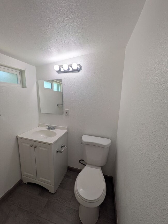 Building Photo - Cozy 1-Bed Home – Fenced Yard, Washer Hook...