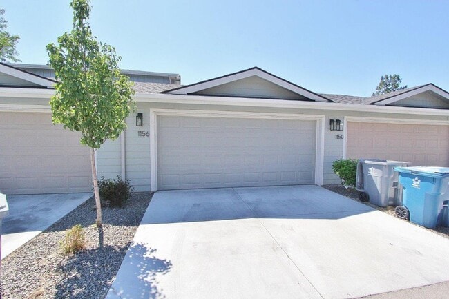 Building Photo - Immaculate Townhouse w/2-Car Garage