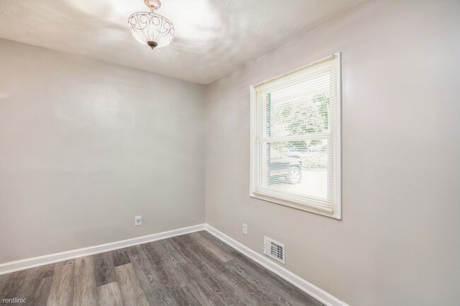 Building Photo - 3 br, 2.5 bath House - 2817 Carriage Lane