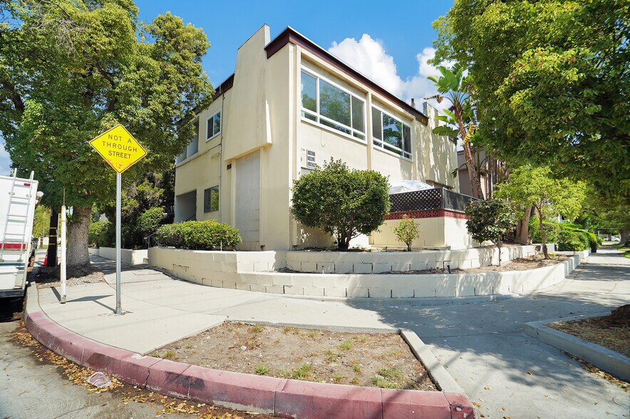 Building Photo - 10823 Camarillo St