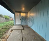 Building Photo - Single Level Triplex Ready to move In!