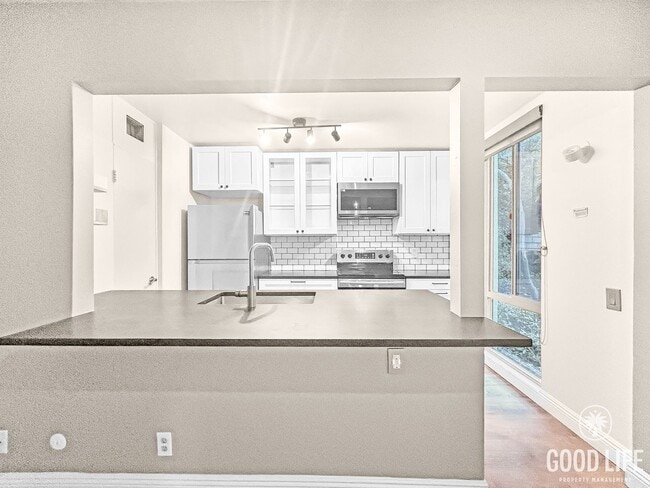 Building Photo - Stunning 1BD/1BA W/ Reserved Parking, A/C, and Community Pool in College Area!