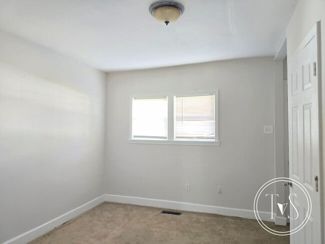 Building Photo - RATE DROP ALERT (was $1900/month)!