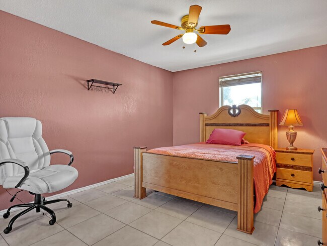 Building Photo - 1950 Wisteria St