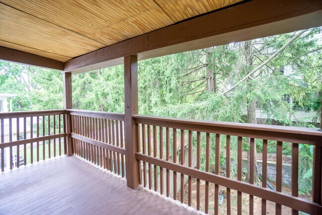 Building Photo - Large Newly Renovated Second Floor Flat Av...