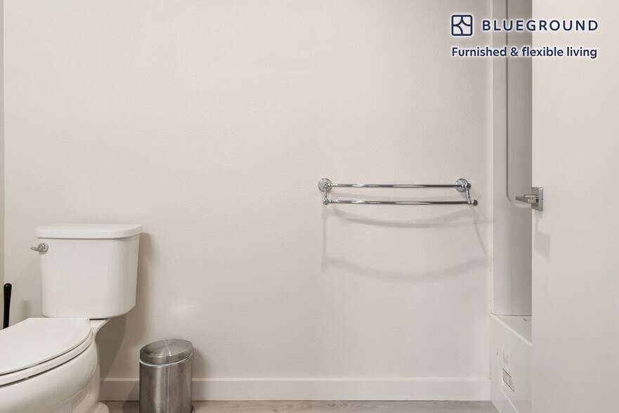 Building Photo - 1698 University Ave