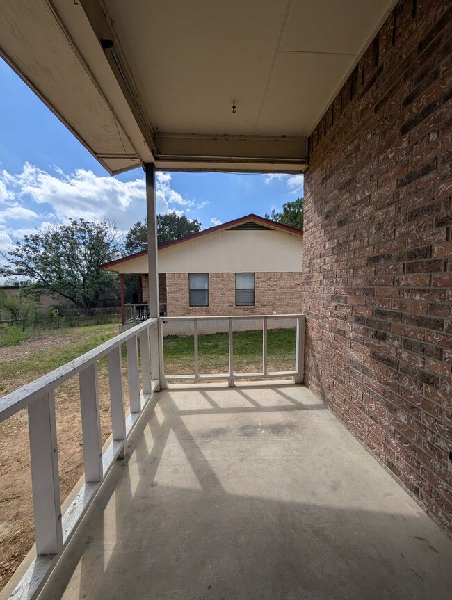Building Photo - LOCATION!! On Wood Rd -Off Landa  / Fridge / Covered Back Patio / No Carpet / NBISD