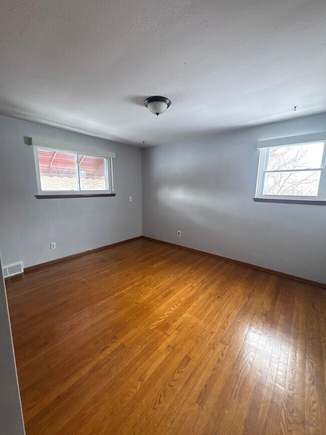 Building Photo - Renovated large home located in Beachwood