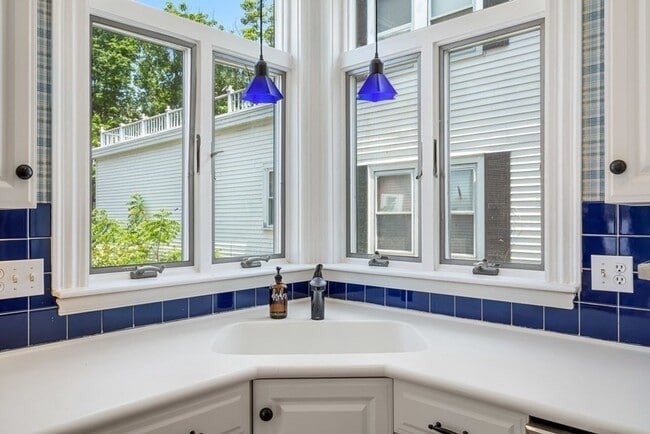 Building Photo - 68 Elm St