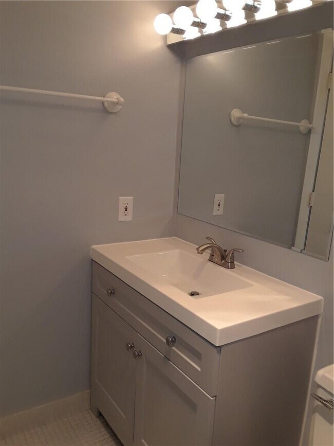 Building Photo - 660 Tennis Club Dr