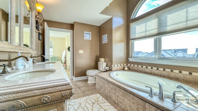 Building Photo - 909 N Cambridge Ave