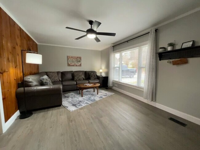 Building Photo - 220 E Hendron Chapel Rd