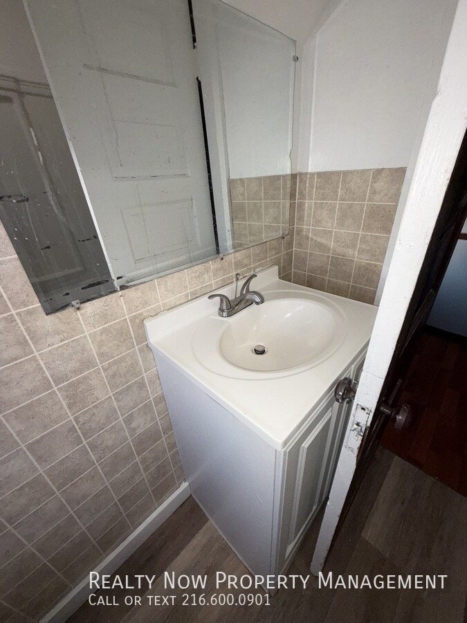 Building Photo - 1344 S Green Rd